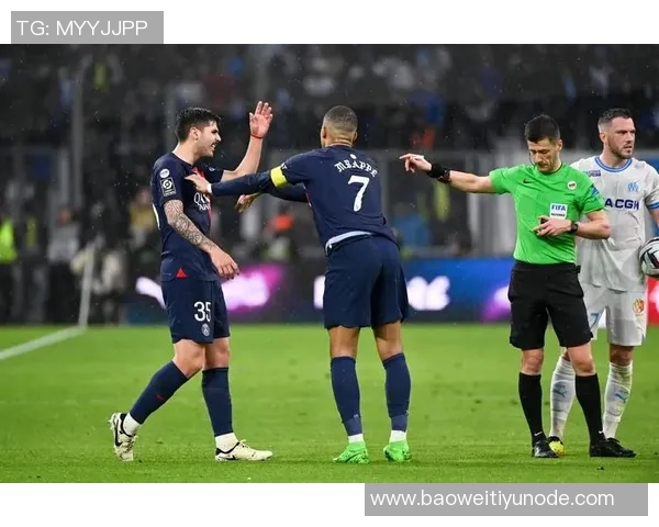 姆巴佩赛后与恩里克亲切交流并向前队友们表达一致意见